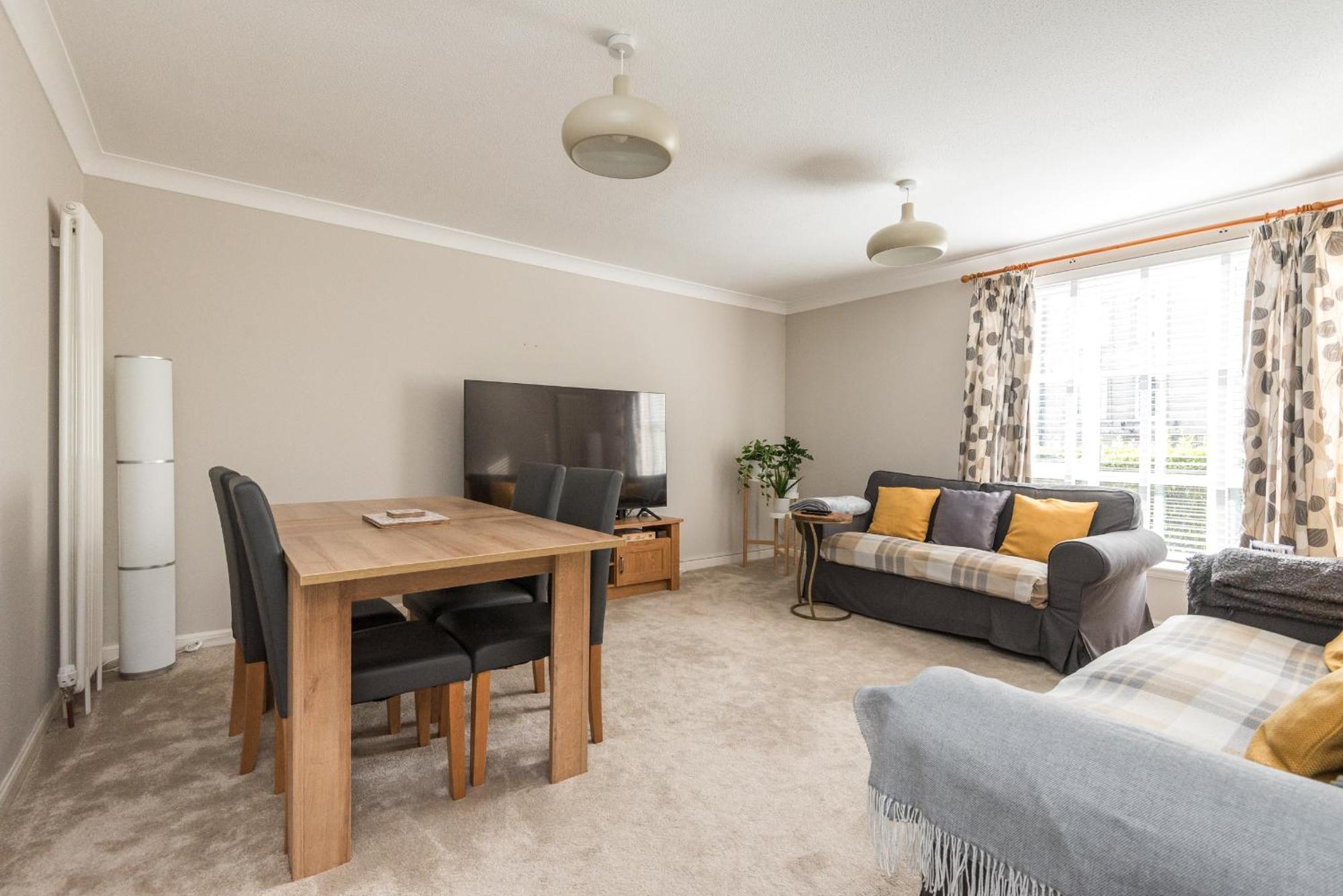 Cosy Roseburn Apartment, - 2 Bedrooms, Free Parking Apartment EDI