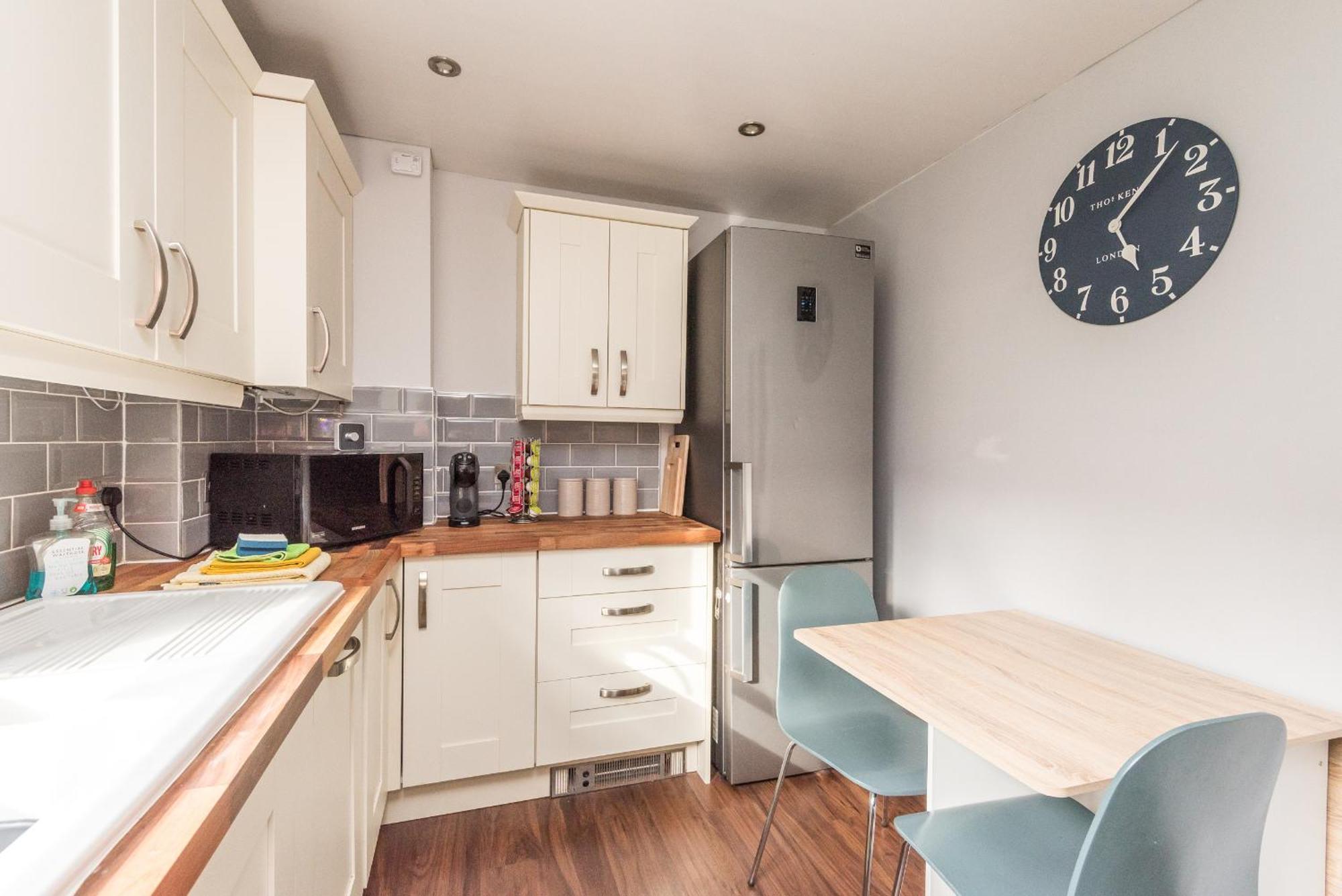 Cosy Roseburn Apartment, - 2 Bedrooms, Free Parking Apartment EDI