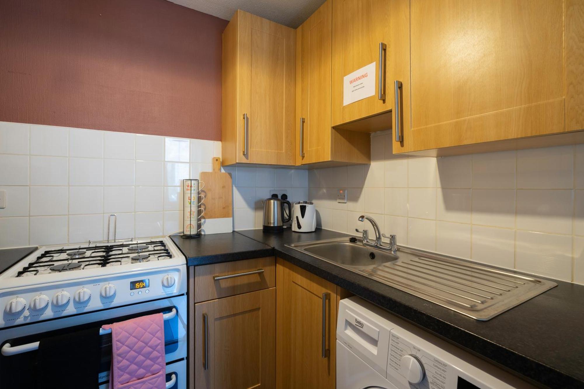 The Eden Apartment, Center