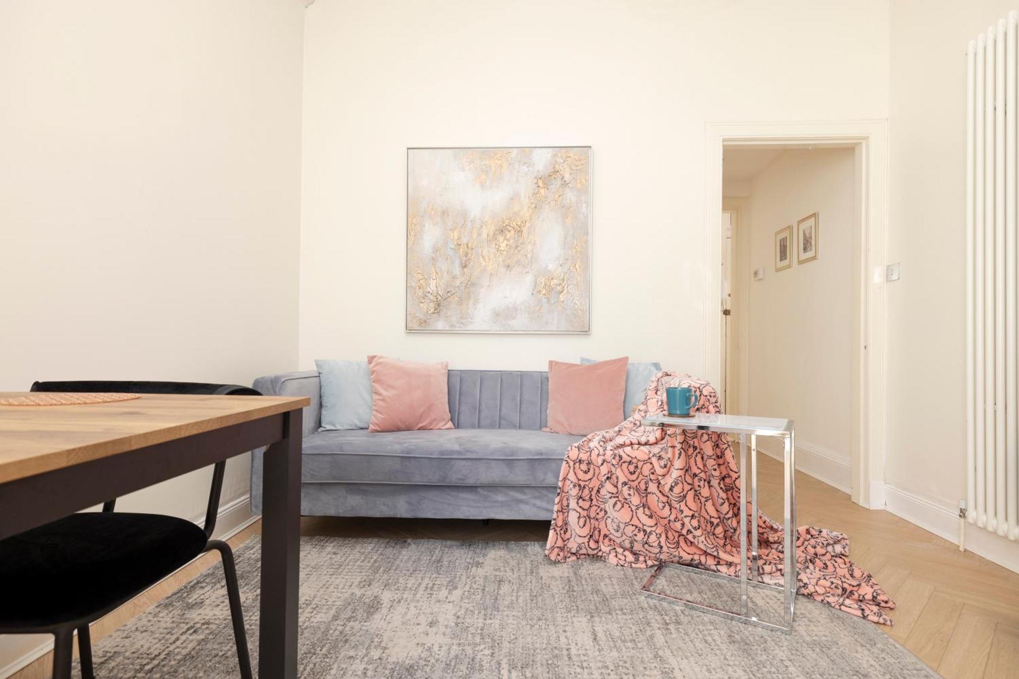 Joivy Modern Flat In City Centre - For Up To 3 Guests * Edinburgh
