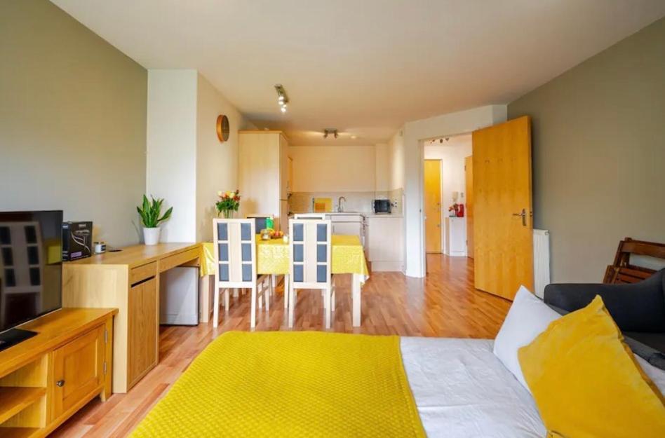 Modern Spacious Retreat With Free Parking And Private Balcony Apartment Edinburgh