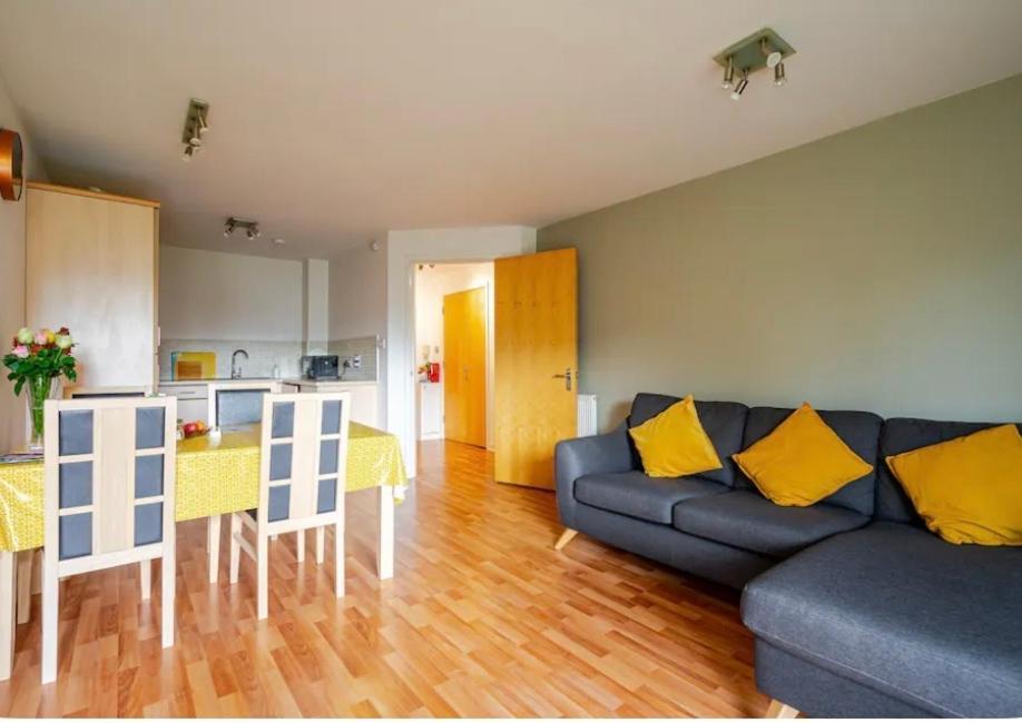 Modern Spacious Retreat With Free Parking And Private Balcony *