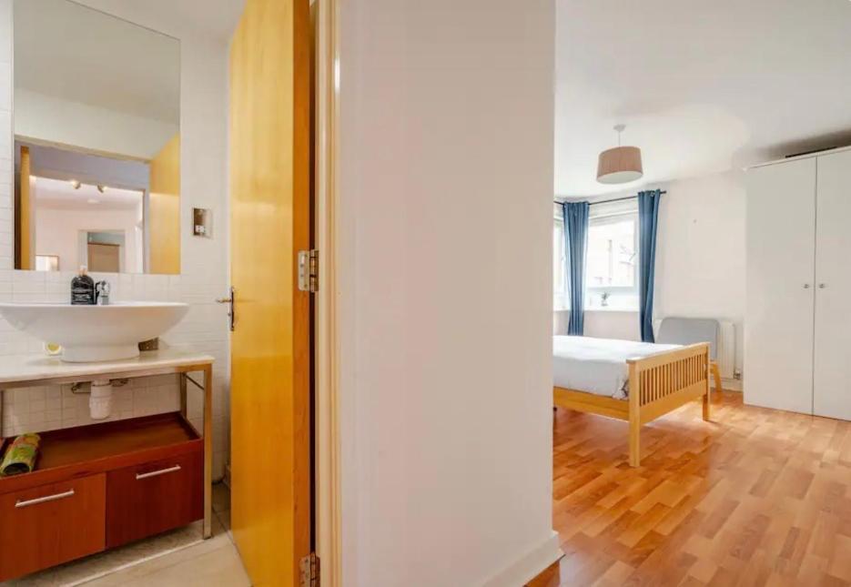 Modern Spacious Retreat With Free Parking And Private Balcony Edinburgh