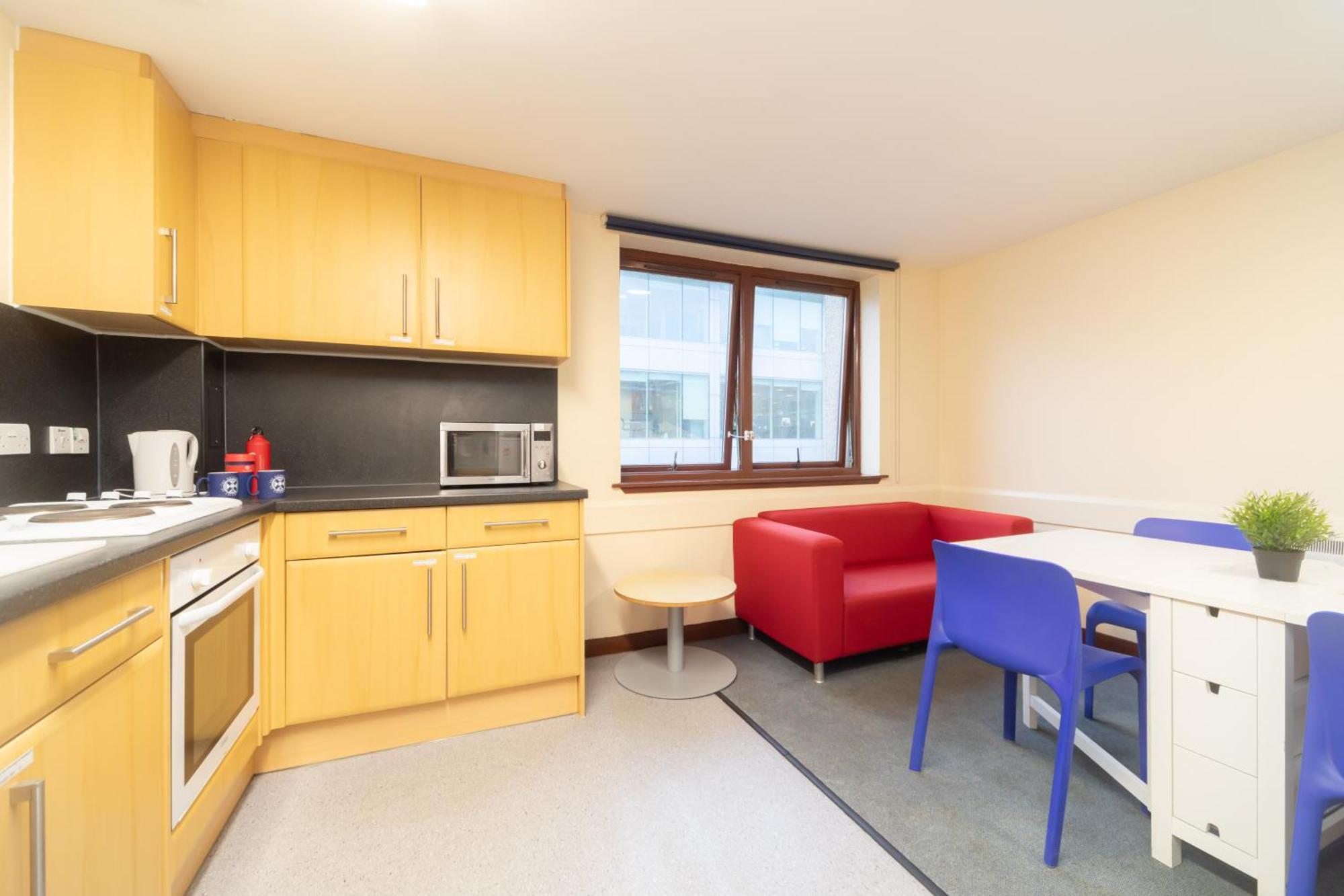 Joivy Economy 4 And 5 Bed Flats, Close To Old Town And Royal Mile - Adults Only EDI