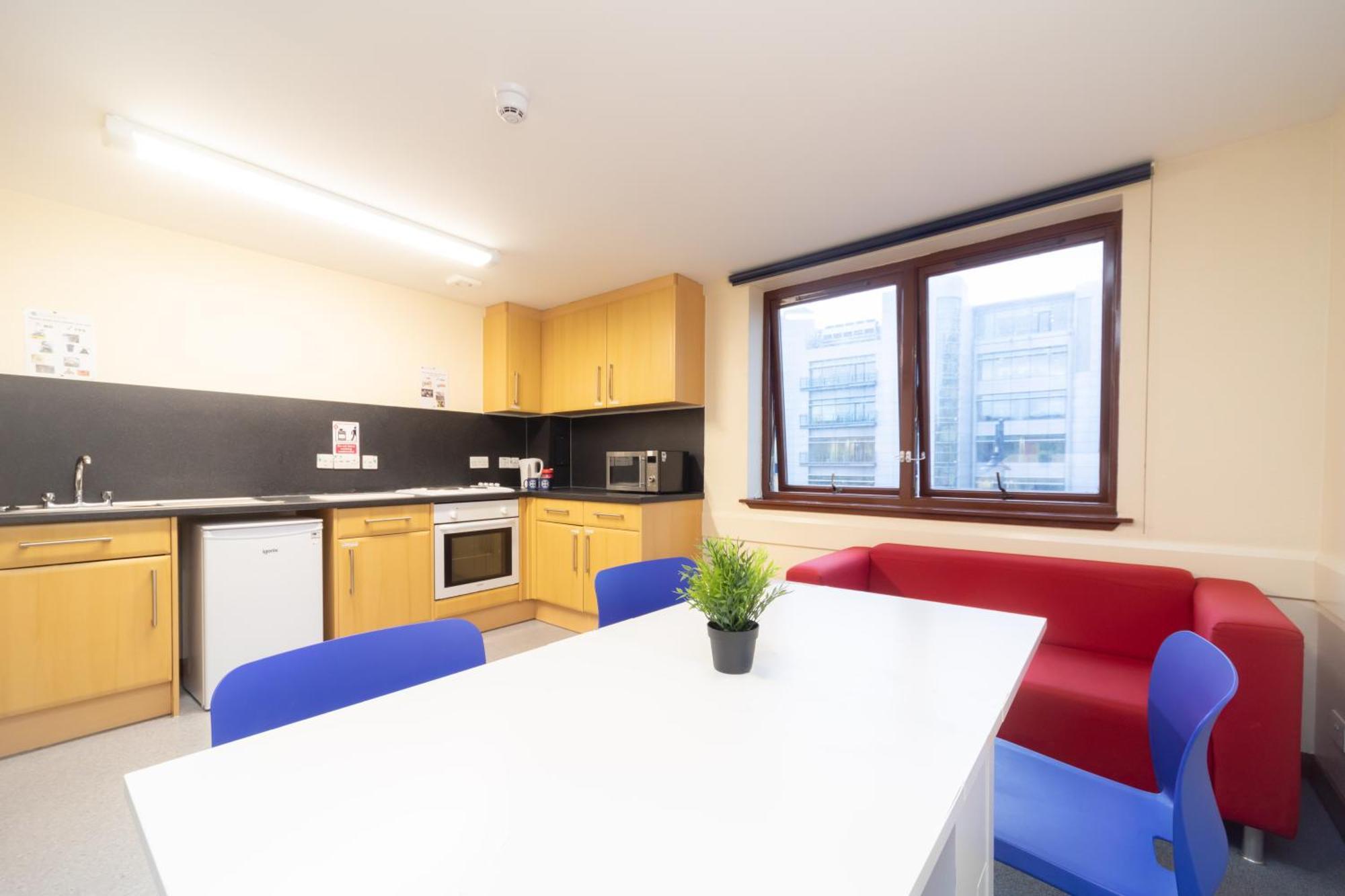 Joivy Economy 4 And 5 Bed Flats, Close To Old Town And Royal Mile - Adults Only *