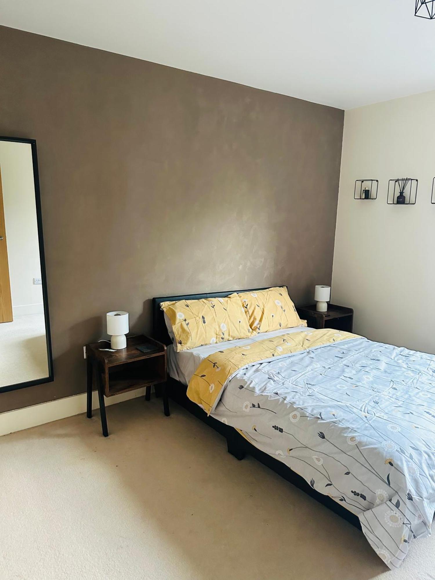 Stunning 2 Bedroom Flat In Apartment *