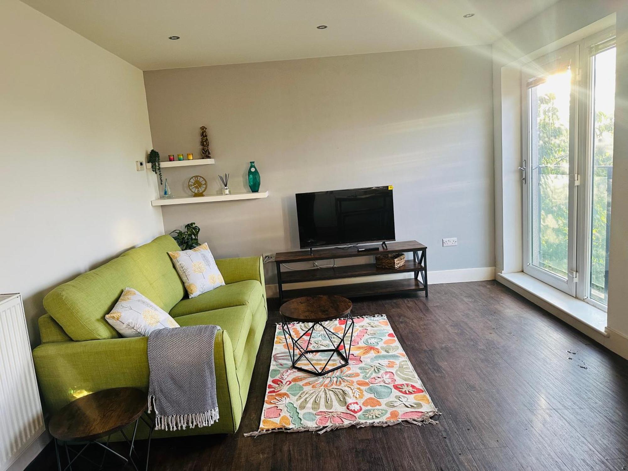 Stunning 2 Bedroom Flat In Apartment *