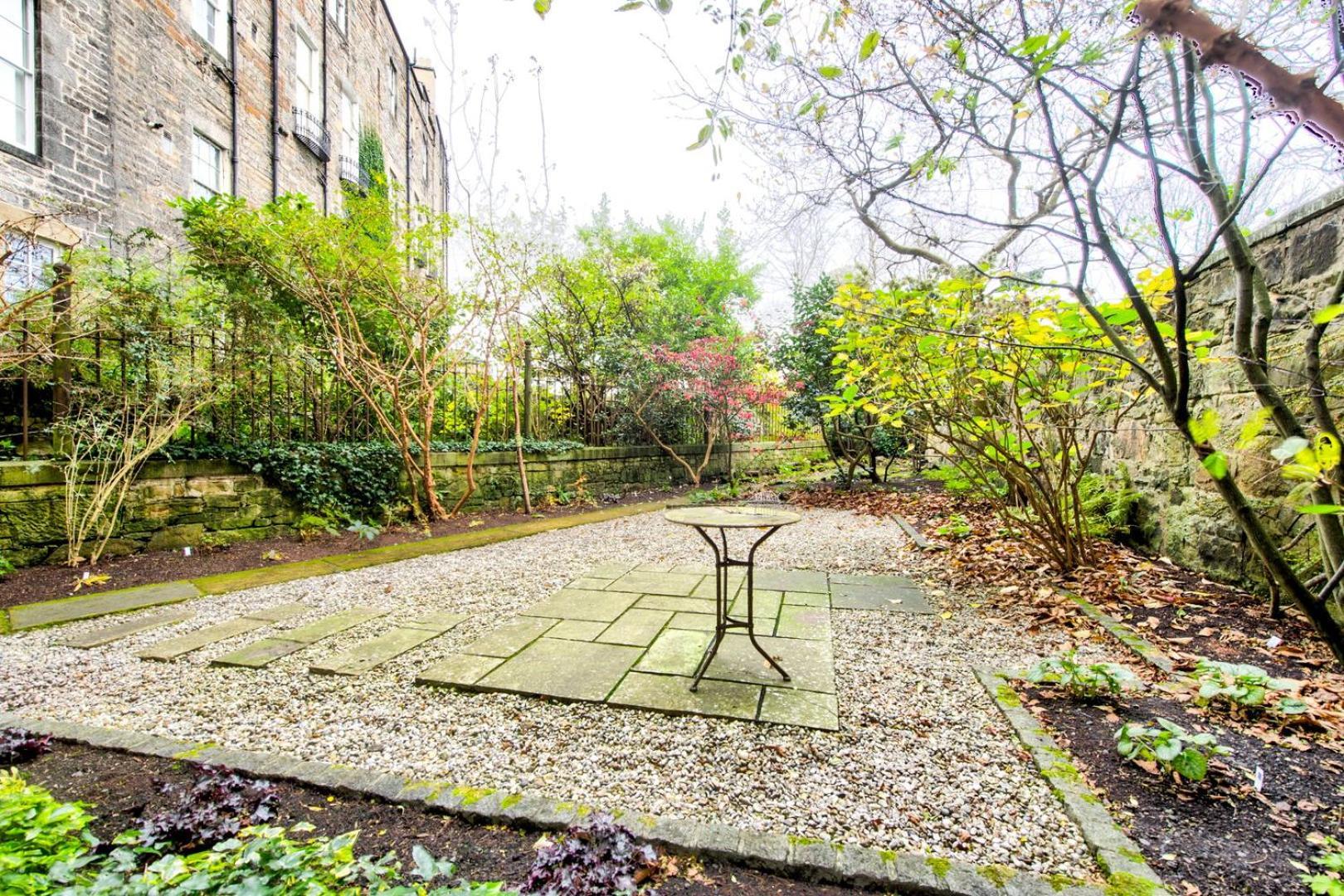 Guestready - Beautiful New Town Studio, With Patio * Edinburgh