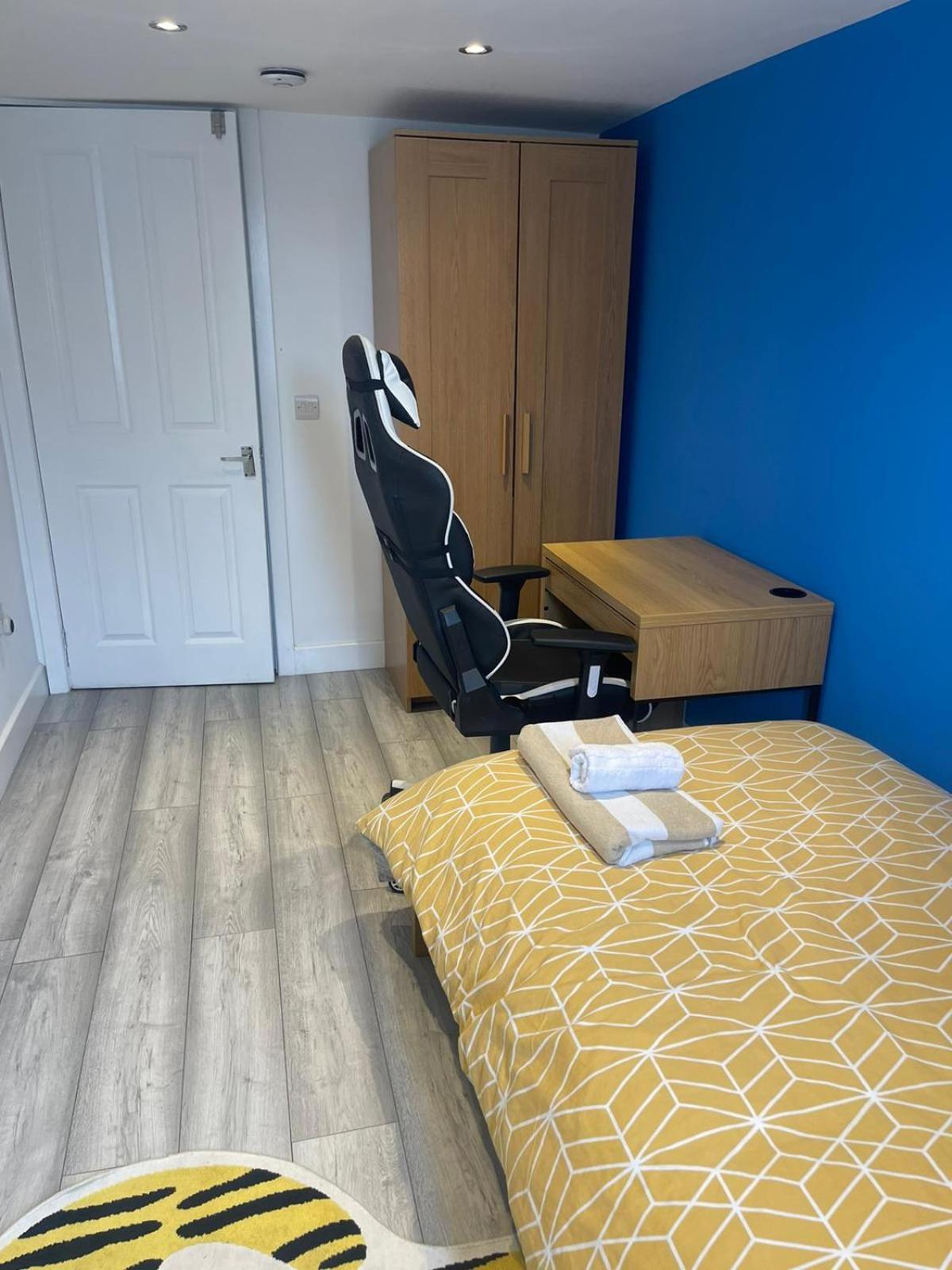 One Bedroom In Spacious Bungalow, Free Parking & Private Entrance Privatunterkunft *