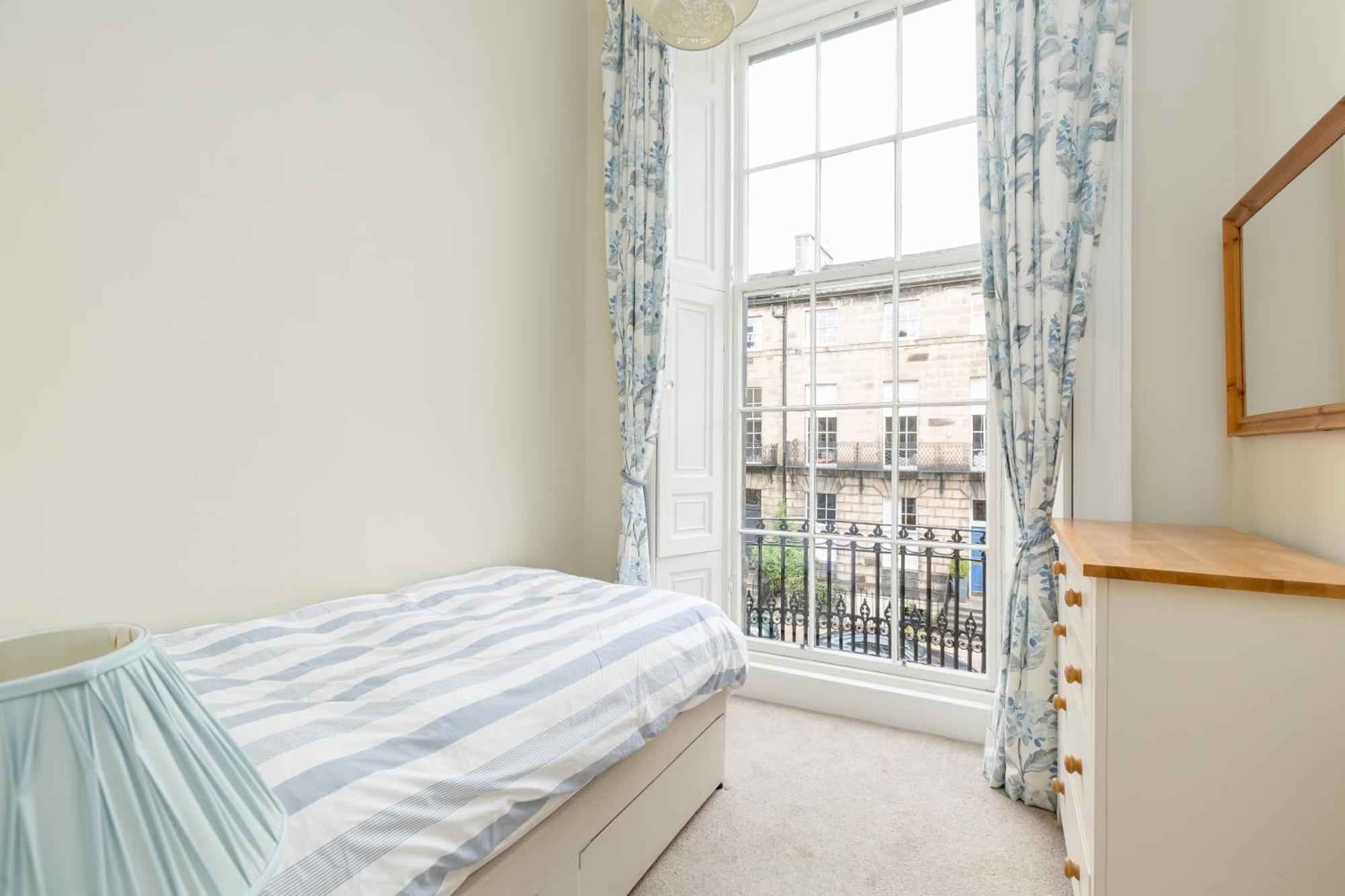 Apartment Light And Spacious 2 Bedroom Flat In Heart Of Edinburgh