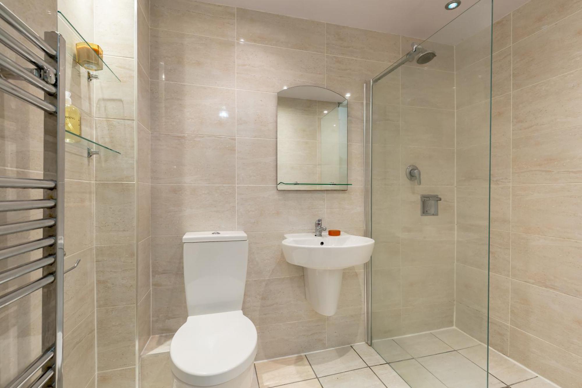 Light And Spacious 2 Bedroom Flat In Heart Of Apartment Edinburgh