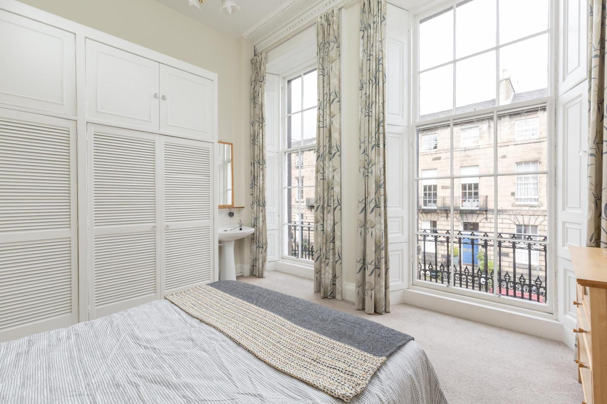Light And Spacious 2 Bedroom Flat In Heart Of * Edinburgh