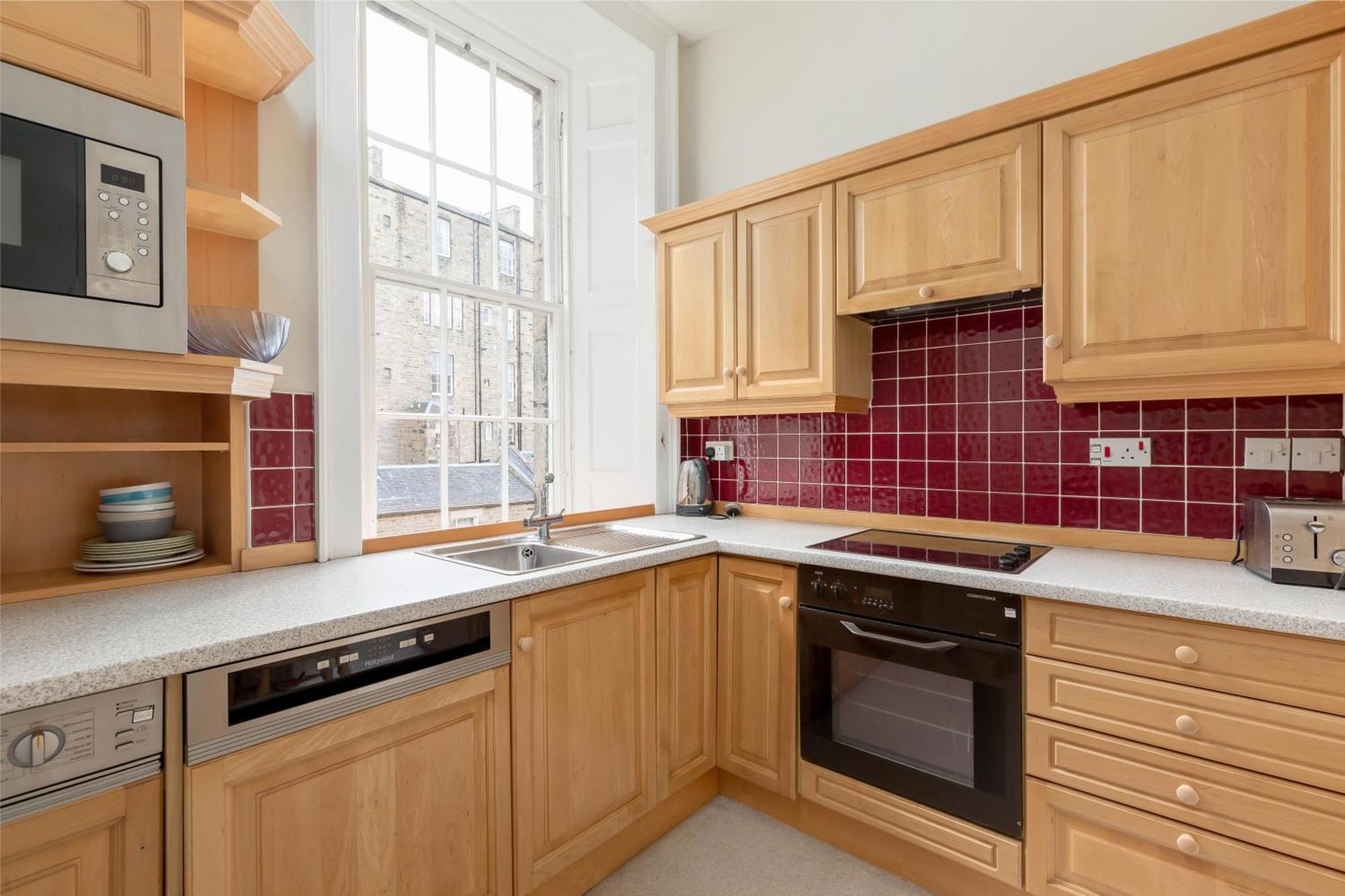 Light And Spacious 2 Bedroom Flat In Heart Of Apartment Edinburgh