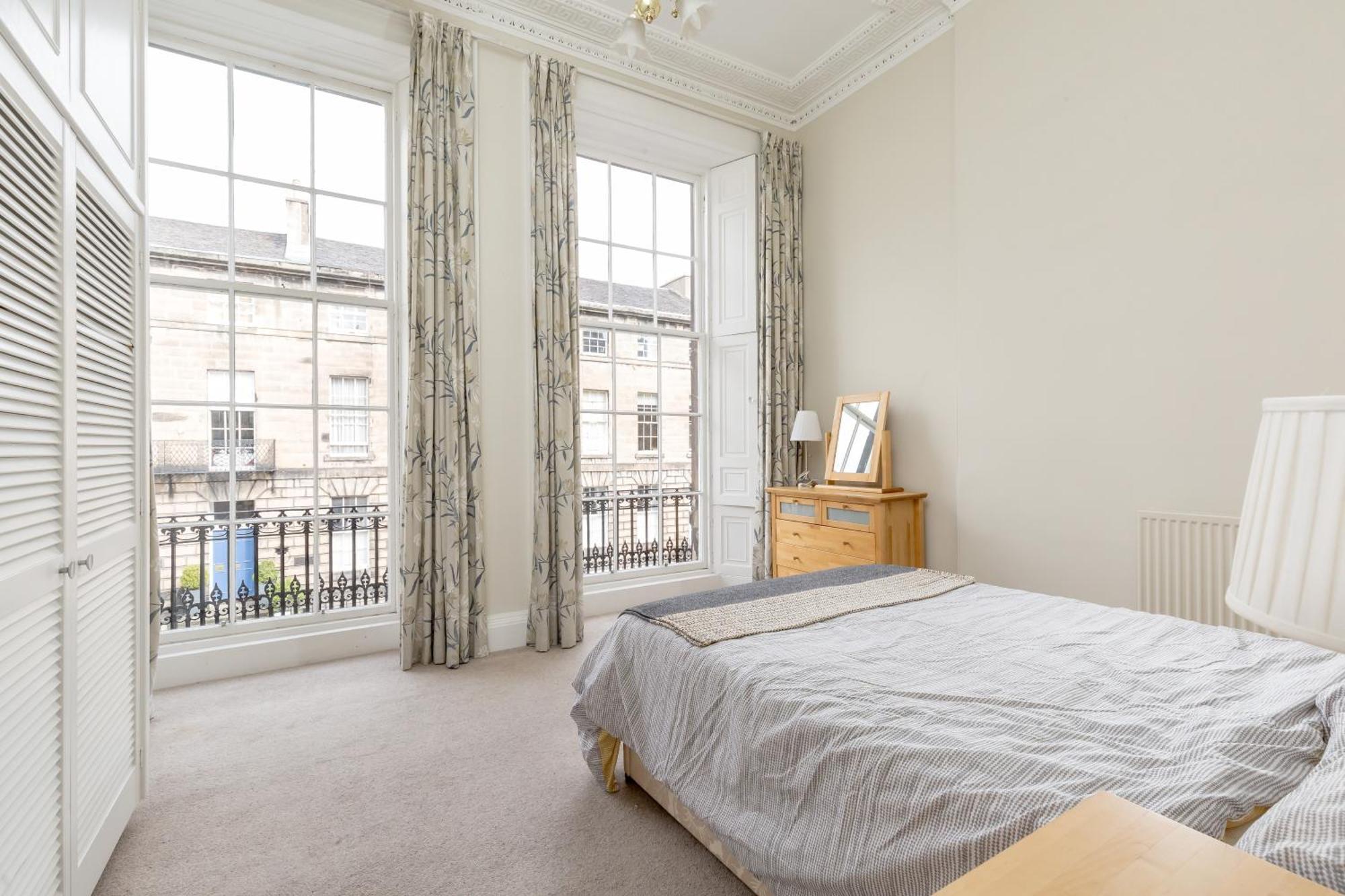 Apartment Light And Spacious 2 Bedroom Flat In Heart Of Edinburgh