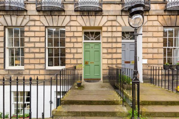Light And Spacious 2 Bedroom Flat In Heart Of Edinburgh