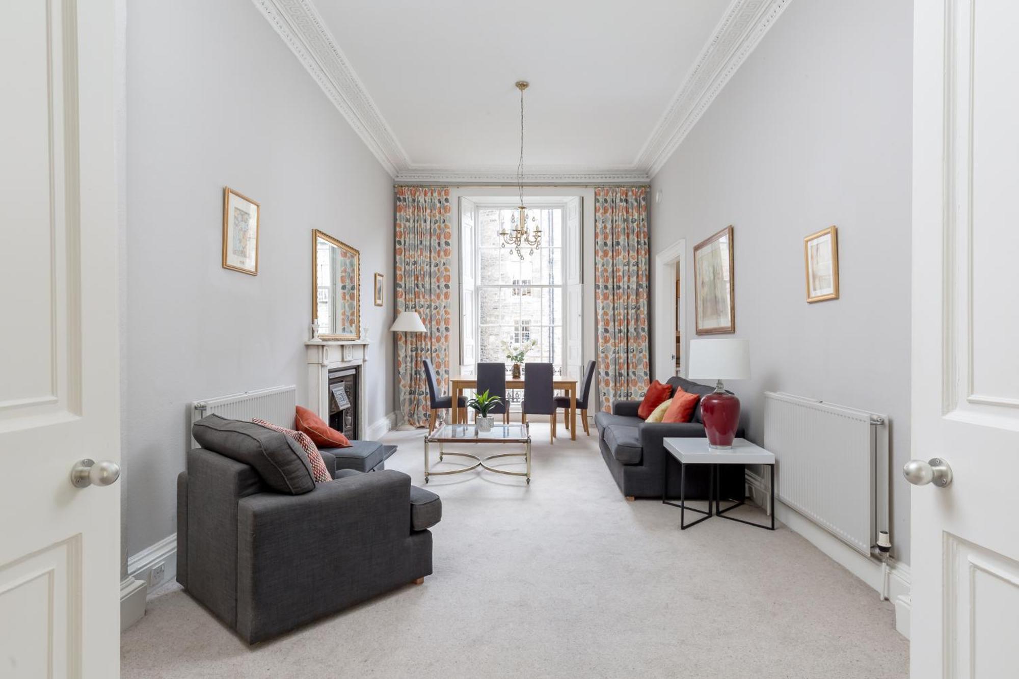 Light And Spacious 2 Bedroom Flat In Heart Of * Edinburgh