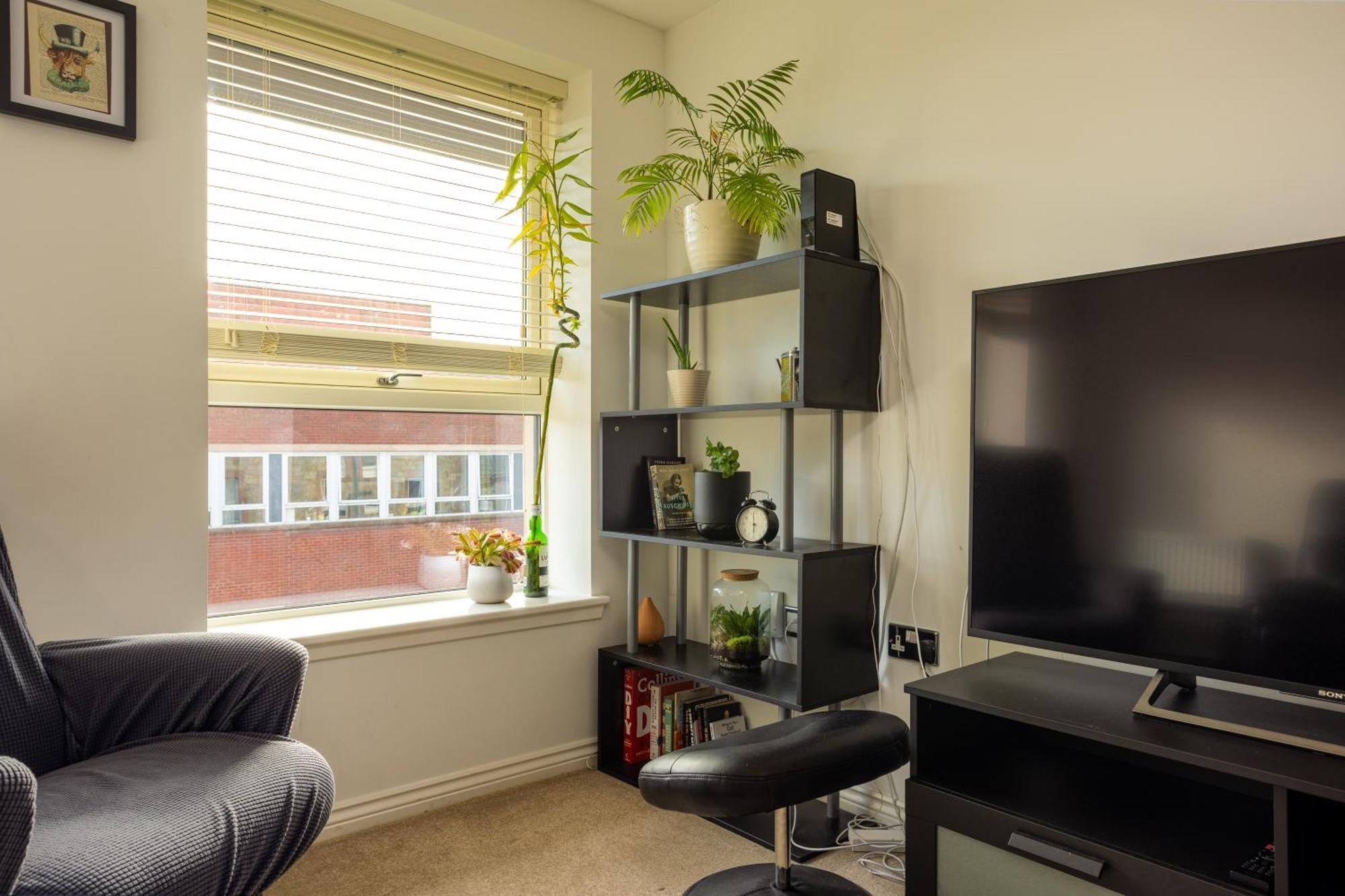 Comfy 2 Bedroom Near Centre Apartment *
