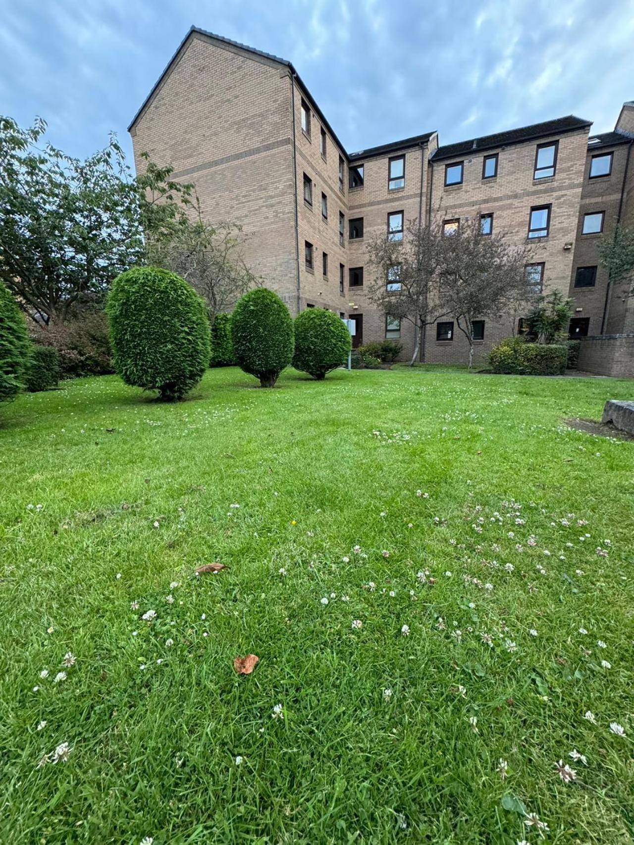 Apartment Two Bedroom Flat Close To Meadows With Free Parking By Parking Permit *