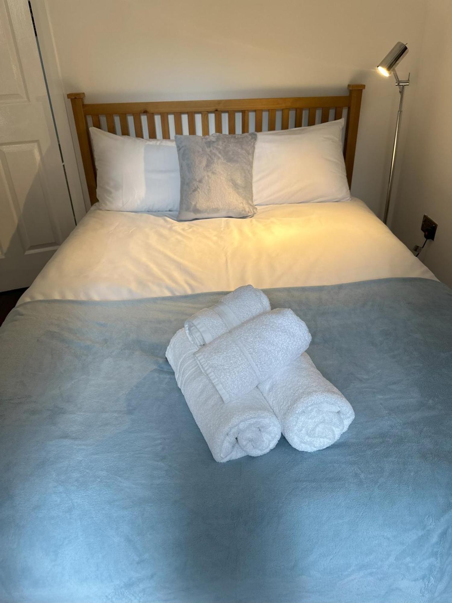 Two Bedroom Flat Close To Meadows With Free Parking * EDI