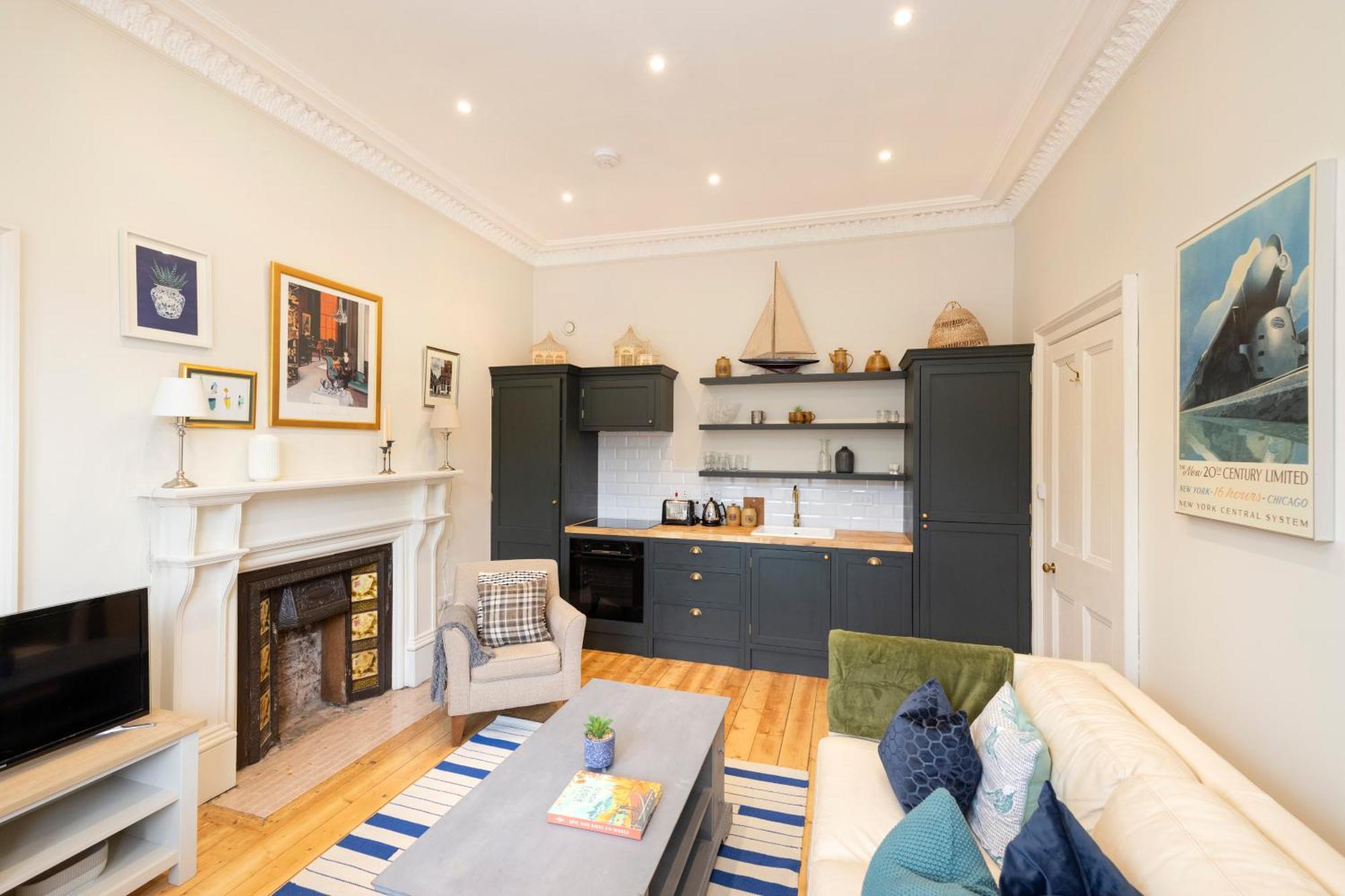 Elegant Stockbridge 2-bedroom - Ground Floor *