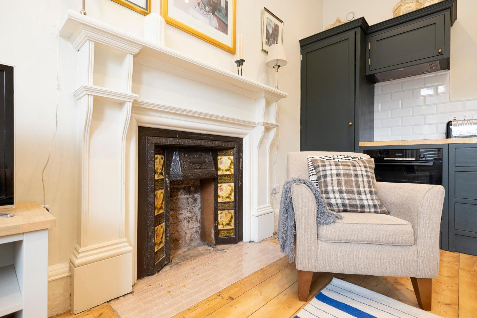 Elegant Stockbridge 2-bedroom - Ground Floor *