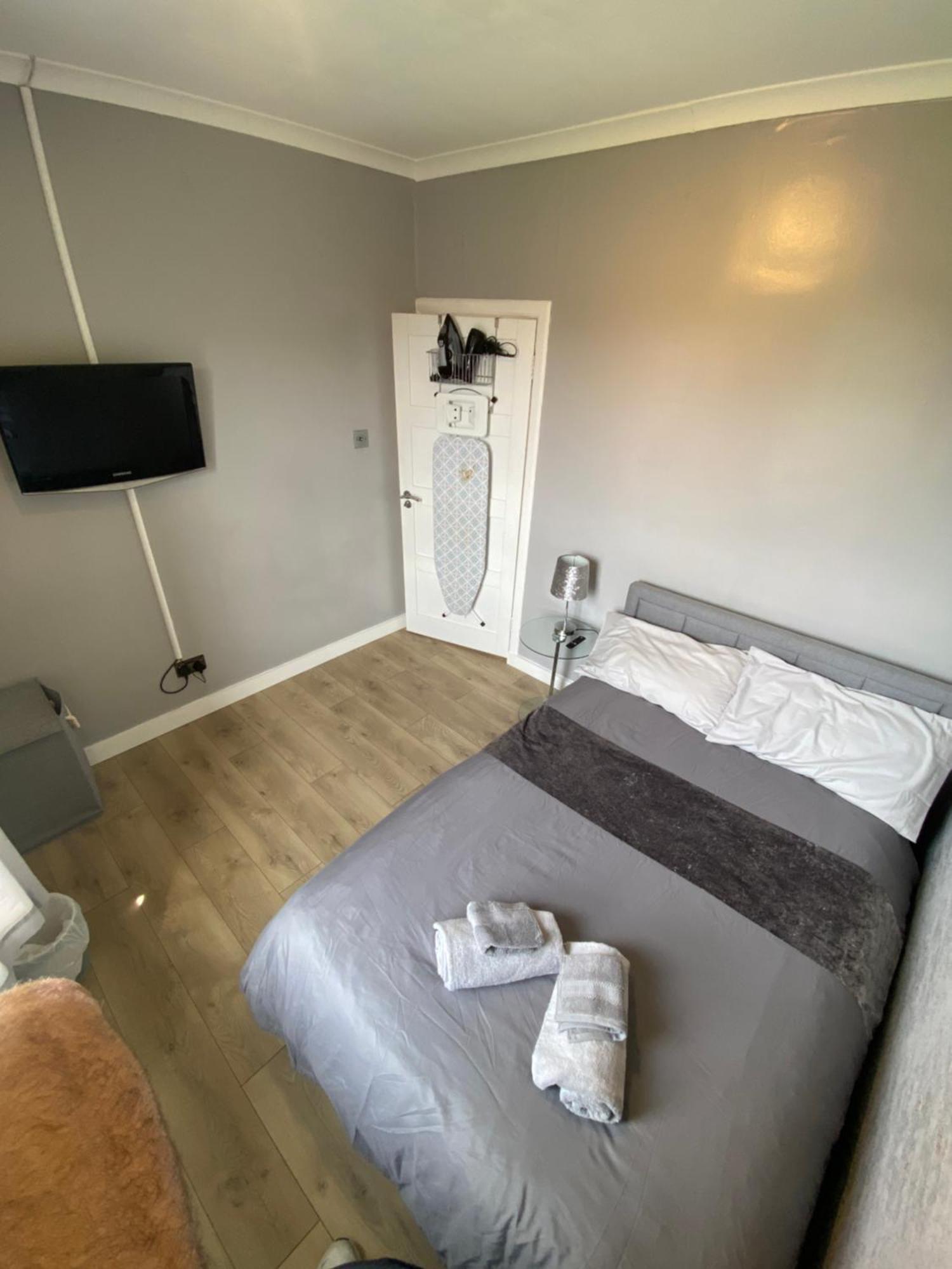 Modern Quiet Center Airport 2 Bedroom EDI