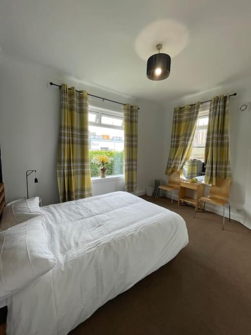 2 Bedrooms Holiday In Near City Center Apartment EDI