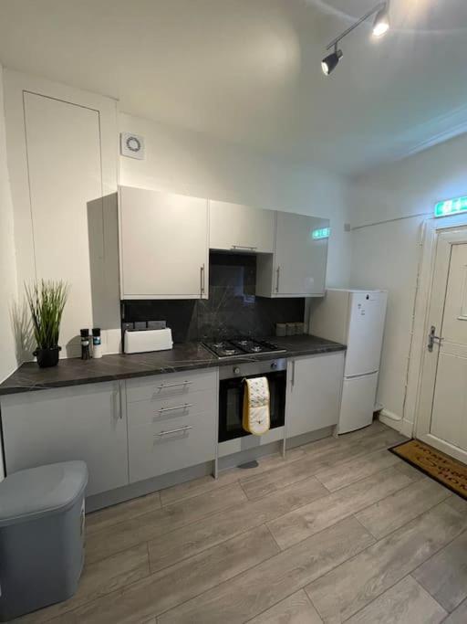 2 Bedrooms Holiday In Near City Center * EDI