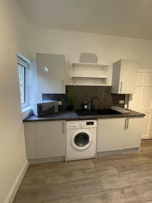 Apartment 2 Bedrooms Holiday In Near City Center EDI