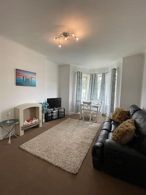 2 Bedrooms Holiday In Near City Center EDI