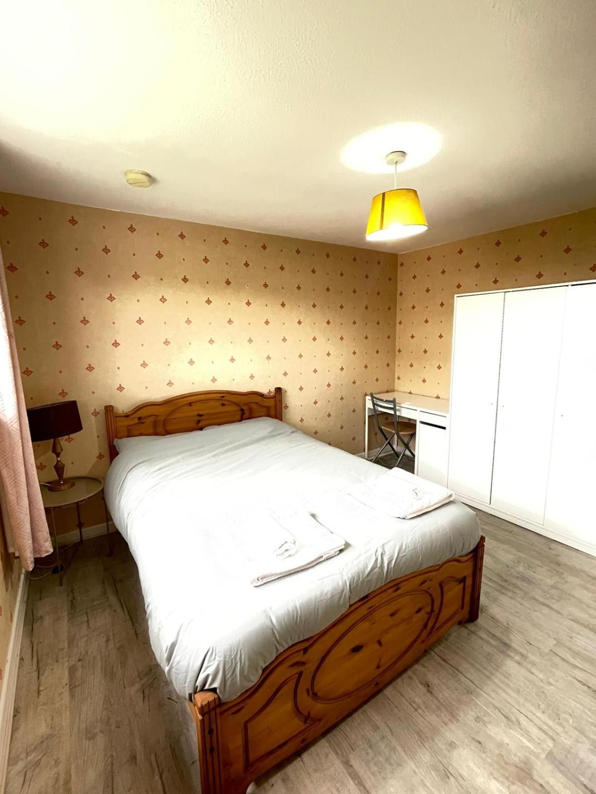 Apartment 3 Bed Serviced With Free Parking & Tram Stop, 10 Minutes From Airport And Center EDI