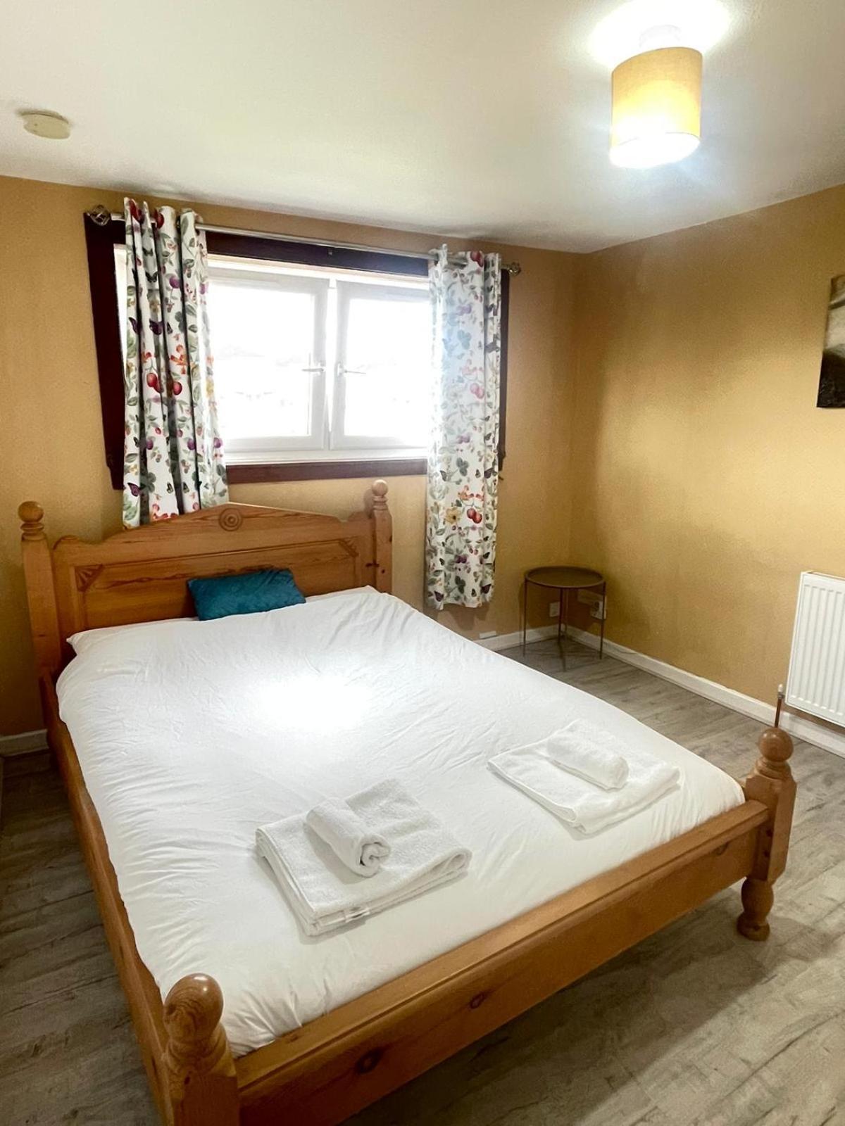 Apartment 3 Bed Serviced With Free Parking & Tram Stop, 10 Minutes From Airport And Center EDI