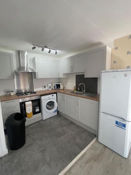 3 Bed Serviced With Free Parking & Tram Stop, 10 Minutes From Airport And Center * EDI