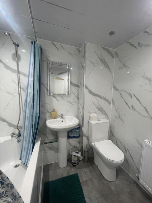 Apartment 3 Bed Serviced With Free Parking & Tram Stop, 10 Minutes From Airport And Center EDI
