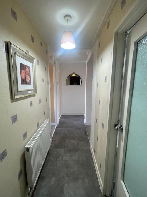 Apartment 3 Bed Serviced With Free Parking & Tram Stop, 10 Minutes From Airport And Center EDI