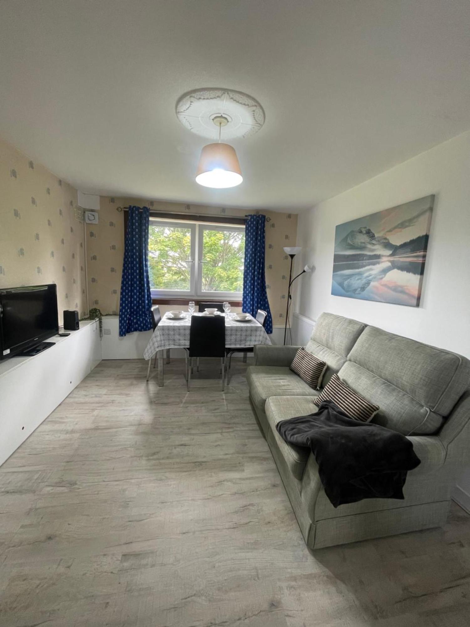 3 Bed Serviced With Free Parking & Tram Stop, 10 Minutes From Airport And Center Apartment EDI