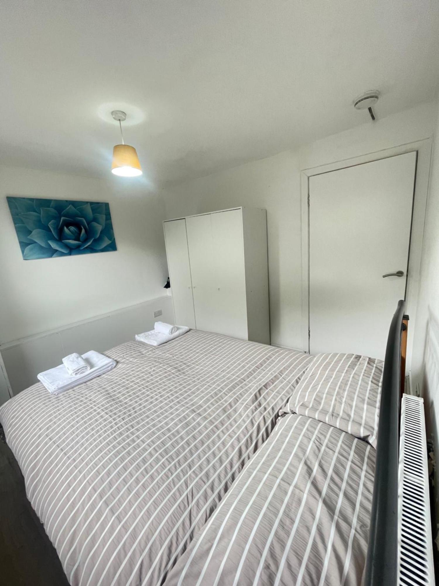 Apartment 3 Bed Serviced With Free Parking & Tram Stop, 10 Minutes From Airport And Center EDI
