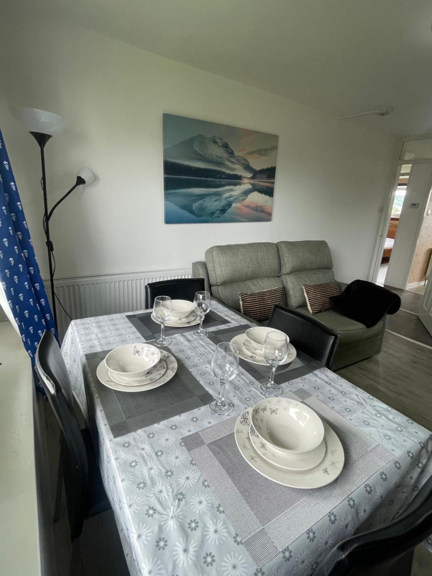 3 Bed Serviced With Free Parking & Tram Stop, 10 Minutes From Airport And Center Apartment EDI