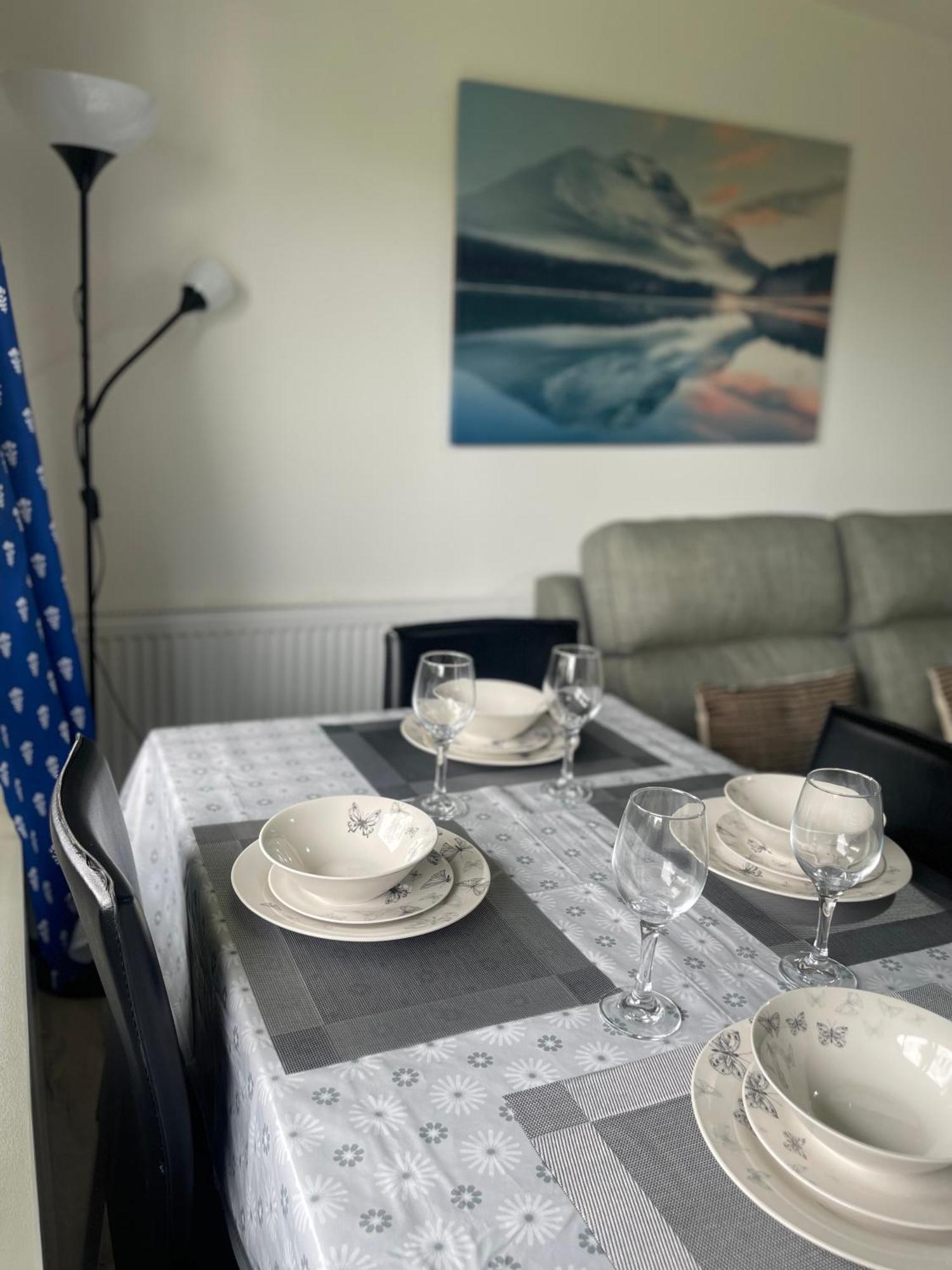 Apartment 3 Bed Serviced With Free Parking & Tram Stop, 10 Minutes From Airport And Center EDI