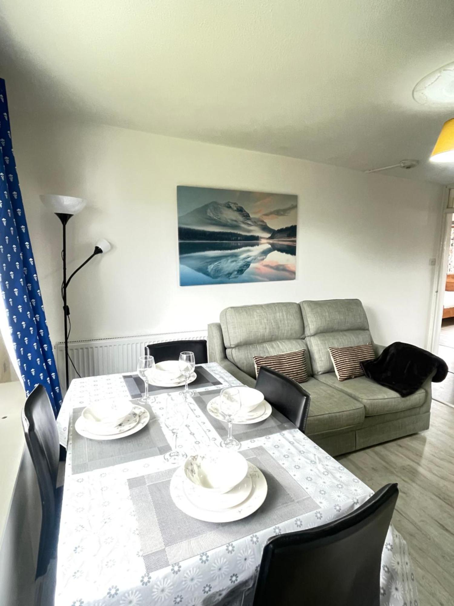 3 Bed Serviced With Free Parking & Tram Stop, 10 Minutes From Airport And Center *