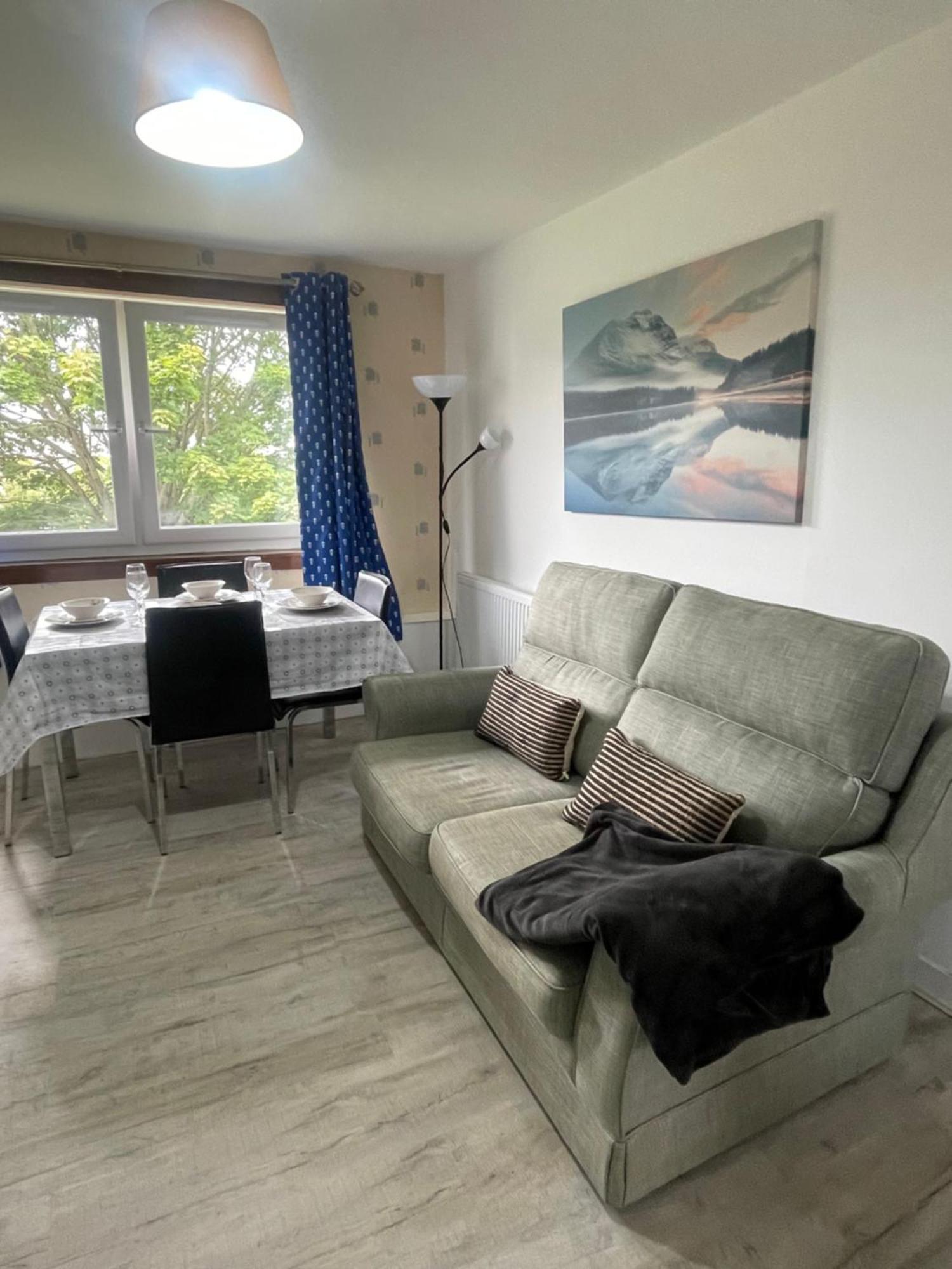 3 Bed Serviced With Free Parking & Tram Stop, 10 Minutes From Airport And Center Apartment EDI