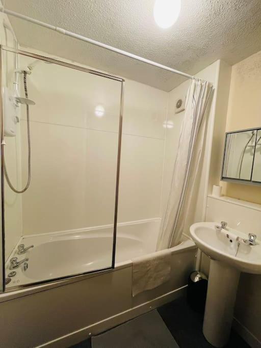 Two Bedrooms With Free Parking Apartment