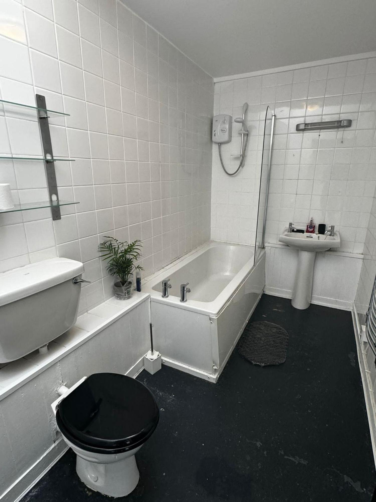 Victoria Street View Flat In Eb10 * EDI