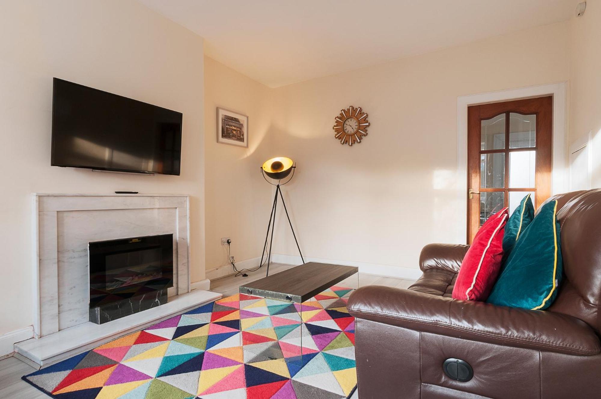 2 Bed Property, Sleeps 5, Free Parking, Near Centre Holiday home