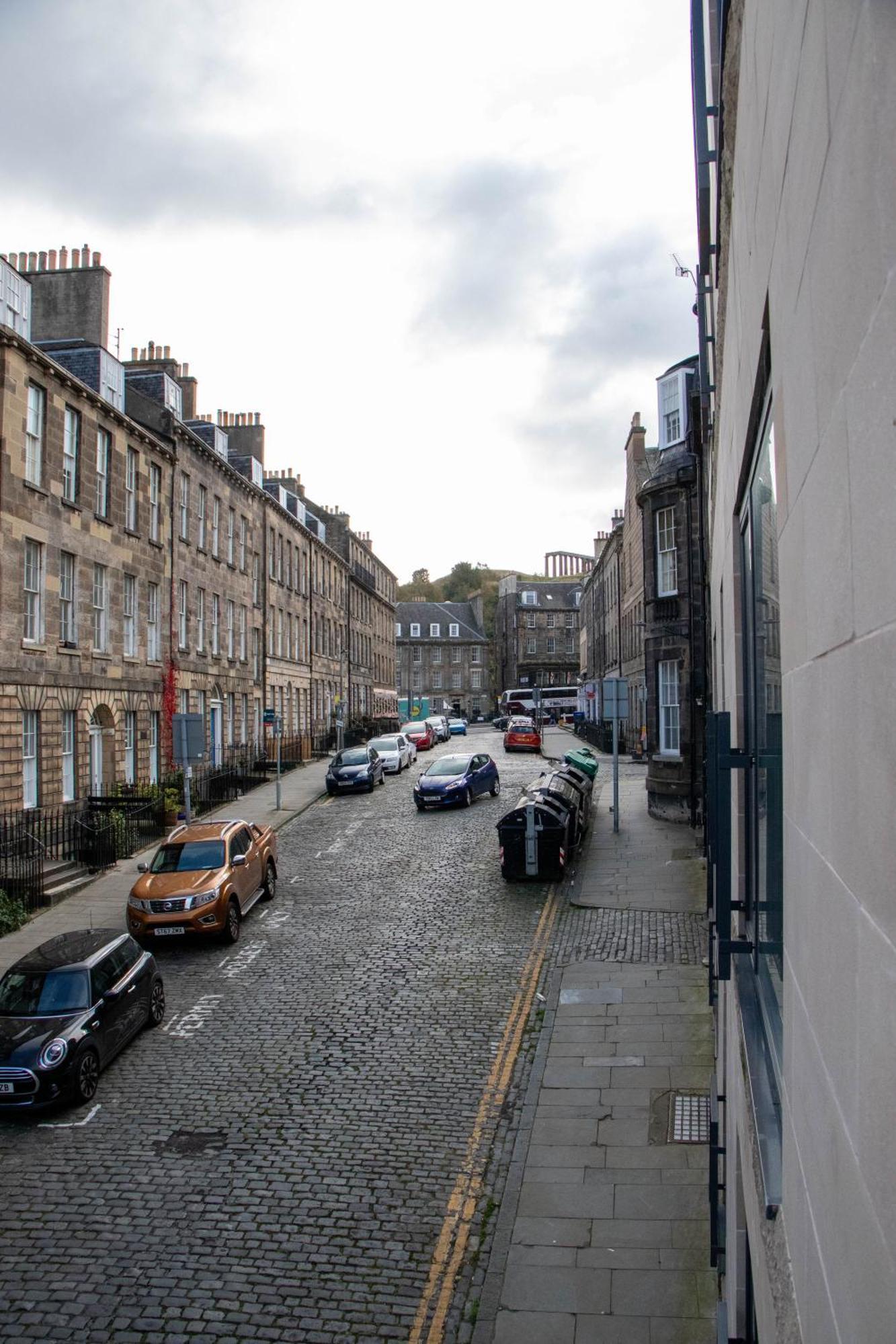 Modern Flat In New Town Edinburgh