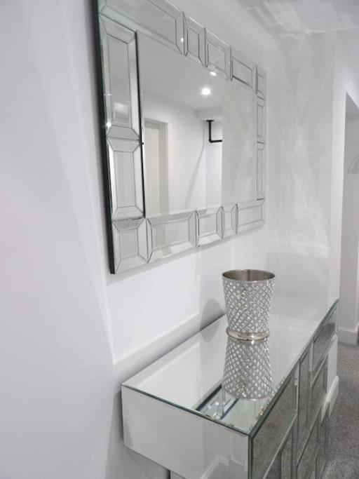 Modern 3bhk Near Zoo Apartment Edinburgh