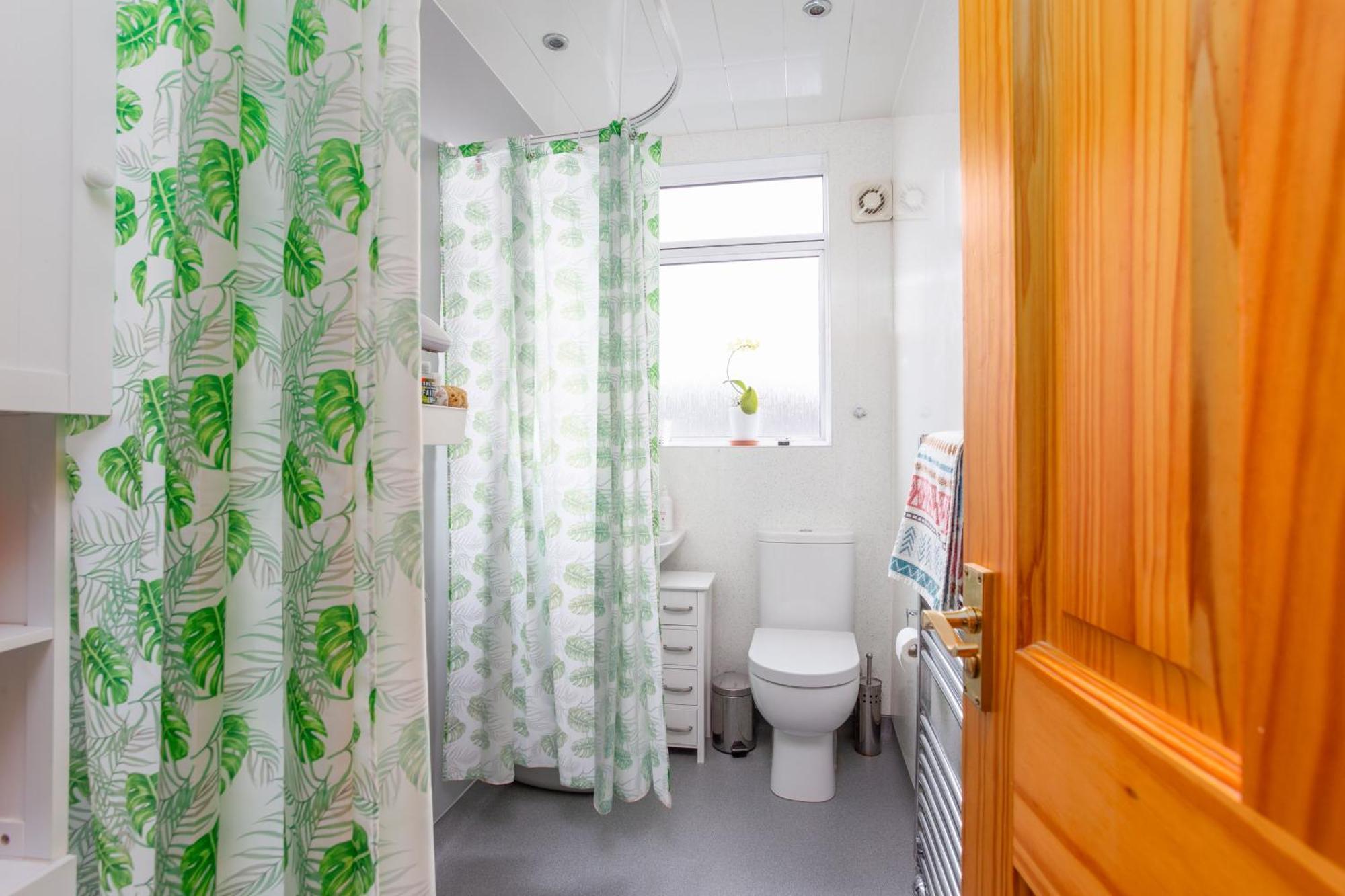 Bright & Spacious Double With Garden View- Close To Airport & Centre Edinburgh