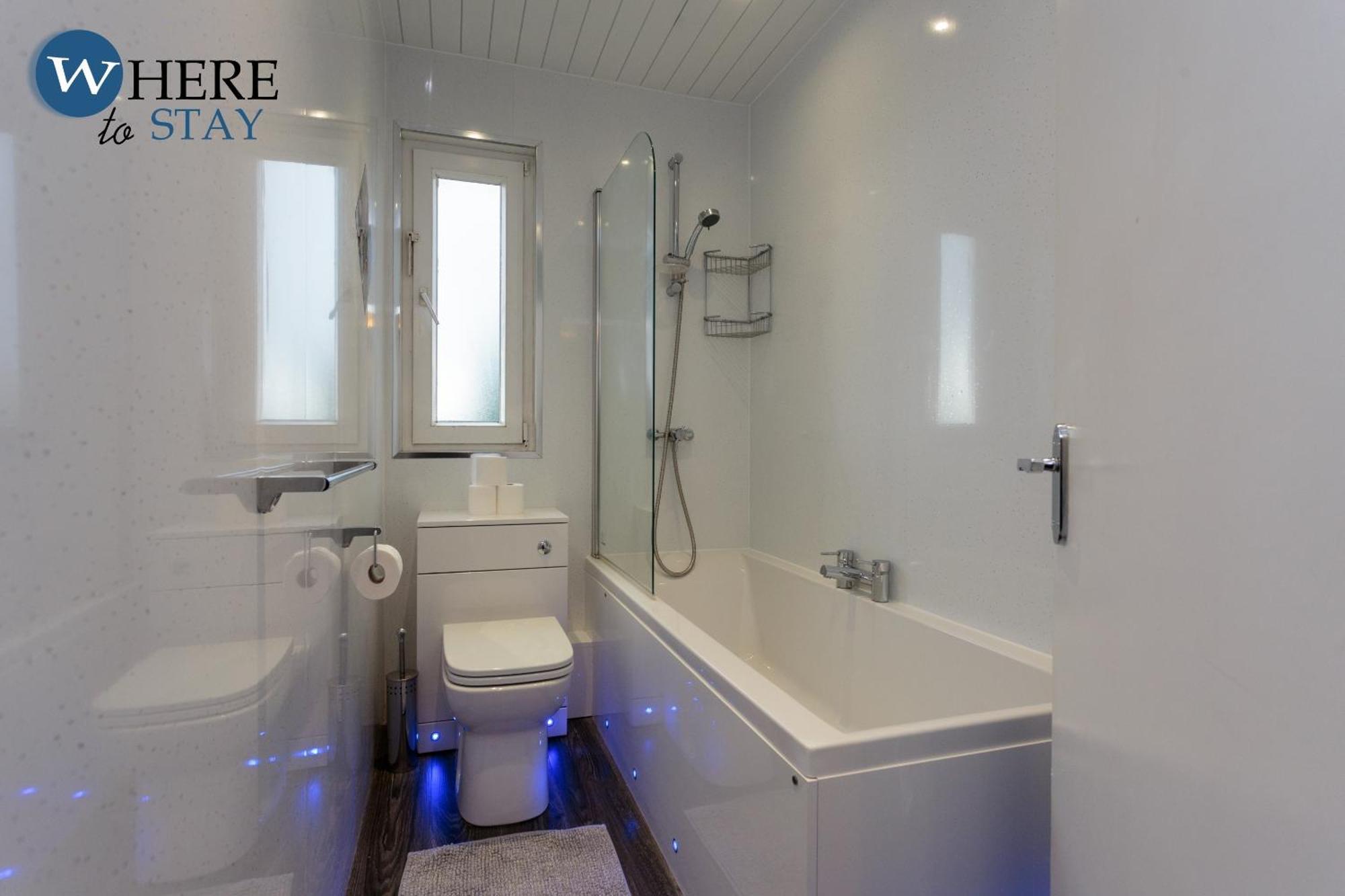 Apartment Stunning 3 Bedroom *