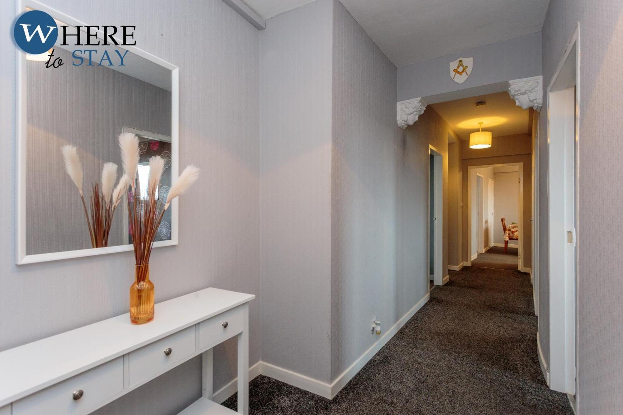 Stunning 3 Bedroom Apartment *