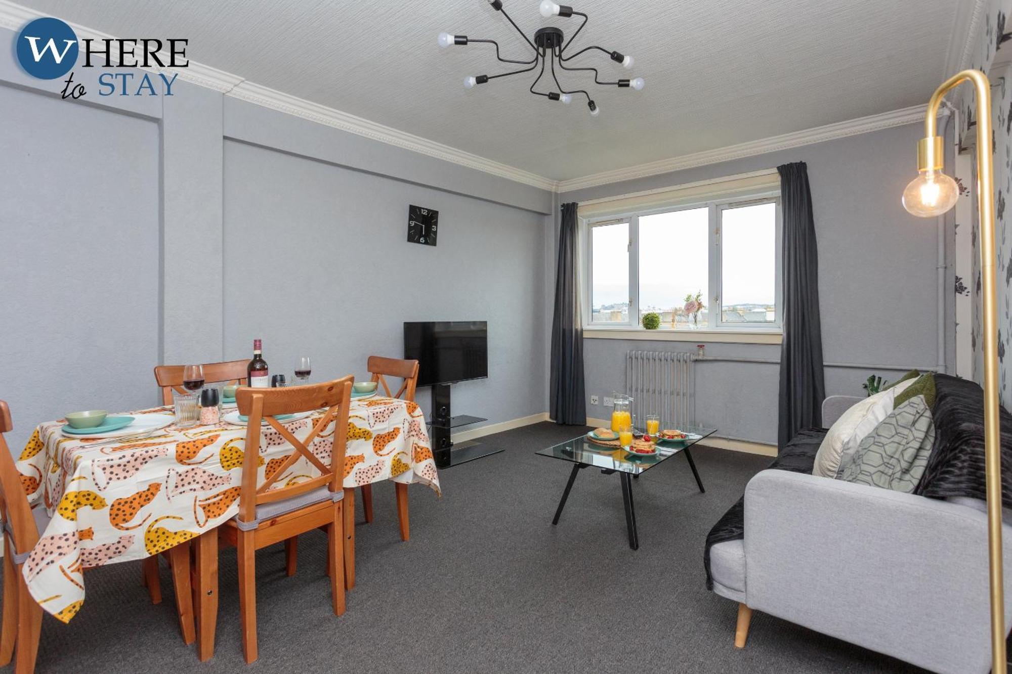 Stunning 3 Bedroom Apartment *